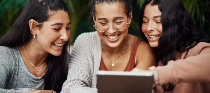 3 friends looking at a tablet